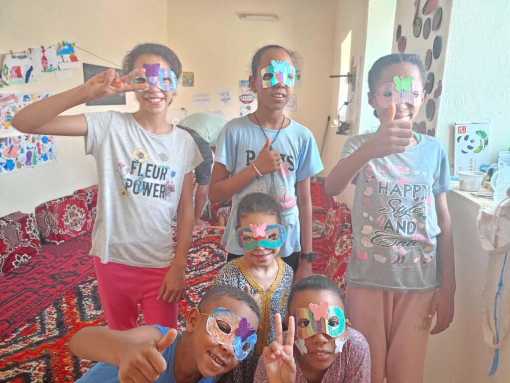 niños con máscaras